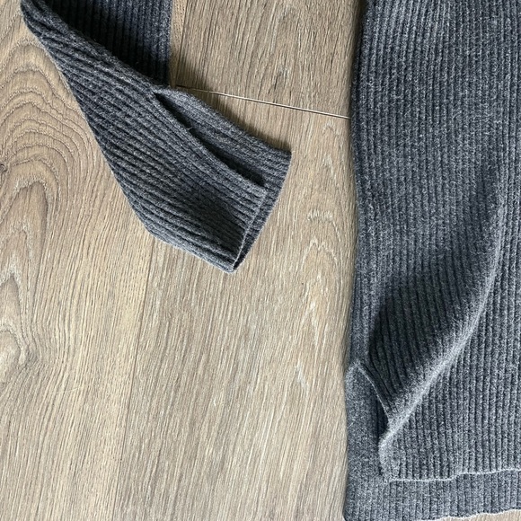 A&F Women’s Color Splice V-Neck Sweater - NWOT - Picture 5 of 10